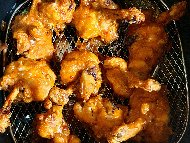 Рецепта Обърнати пилешки бутчета (пилешки близалки) с медено-соев сос в air fryer / еър фрайър (въздушен фритюрник)
